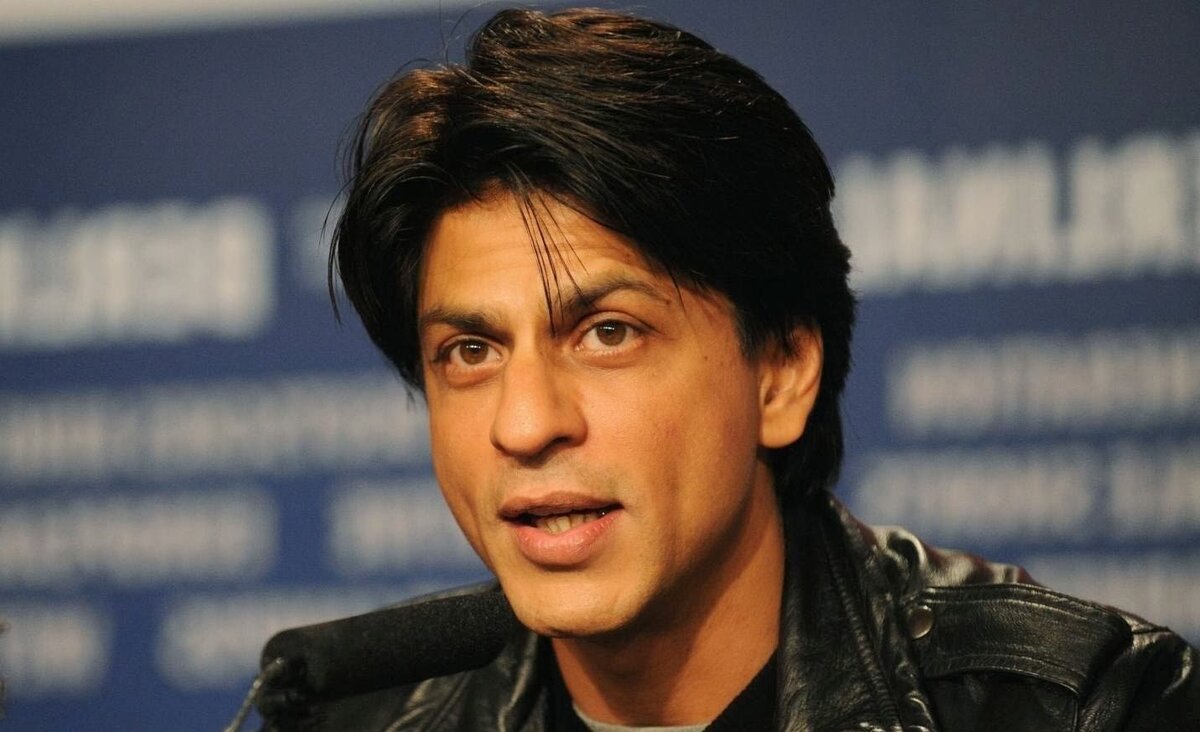 U xalatini ochdi va uni onlayn sikdi.